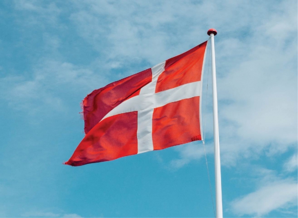 Người dân Đan Mạch nói tiếng gì chủ yếu?