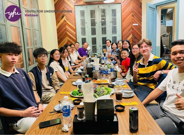 Bữa tối giao lưu giữa các gia đình host family của YFU Vietnam