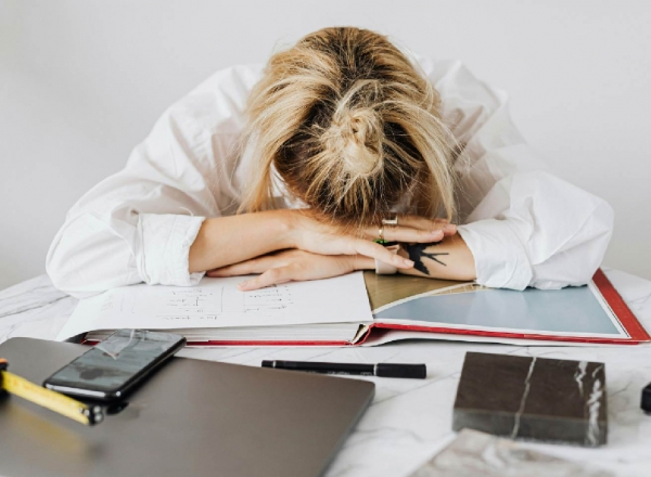 Cách vượt qua tình trạng cạn kiệt tinh thần khi đi du học