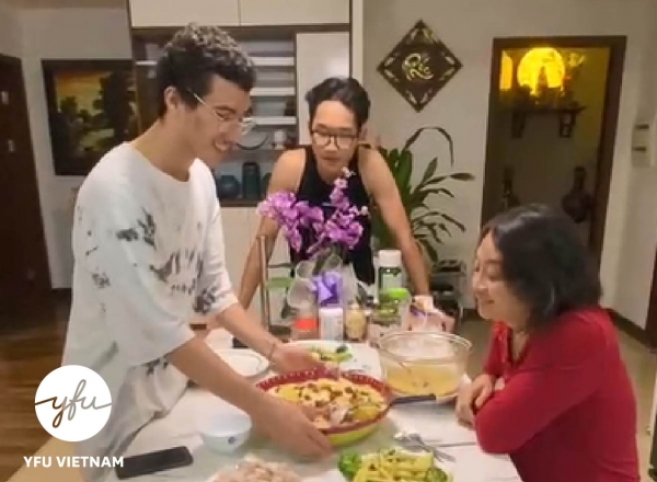 Giới thiệu ẩm thực Việt qua từng món ăn khi trò chuyện với nhà host